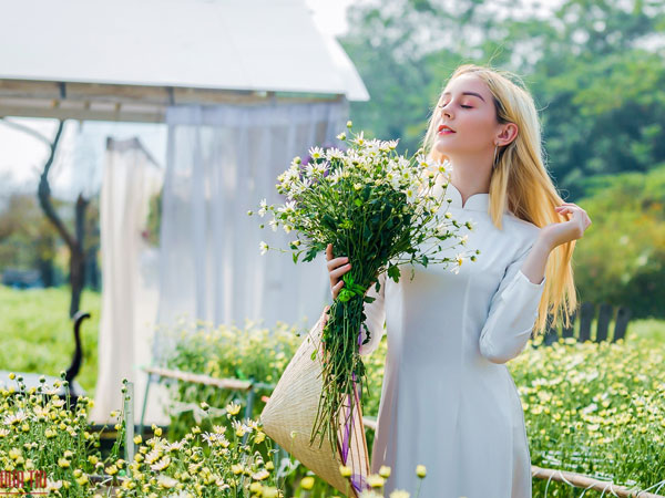 Du khách nước ngoài bắt trend đổ xô chụp ảnh cùng những sắc hoa Hà Nội
