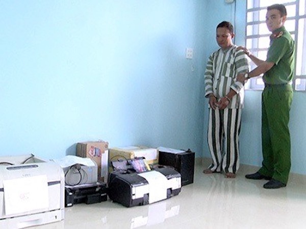 Đốt đài truyền thanh huyện để phi tang chứng cứ