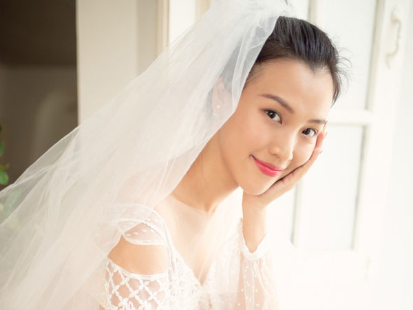 Vài ngày trước đám cưới, Hoàng Oanh một mình đi thử váy cưới nhưng vẫn khiến người hâm mộ xao xuyến vì quá đẹp