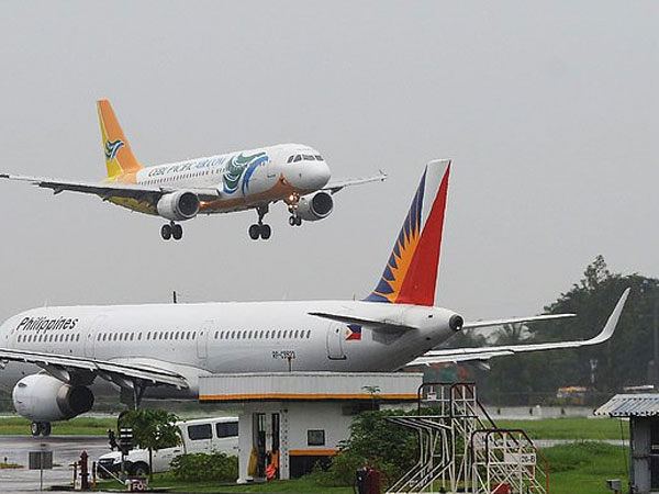 Máy bay Boeing 777 gặp sự cố, động cơ bốc cháy trên bầu trời Los Angeles