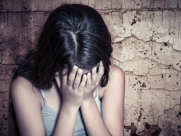Giận mẹ kiểm tra điện thoại, bé gái 13 tuổi nhảy lầu tự tử