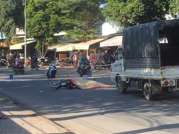 Nam thợ hồ bị xe cán tử vong khi chưa kịp ăn ổ bánh mì