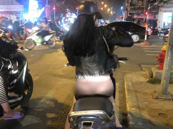Dân mạng nóng mắt với cô gái trẻ vô tư mặc quần mỏng tang để lộ toàn bộ vòng 3 và nội y đi nghênh ngang trên phố