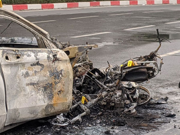 Từ vụ xe Mercedes gây tai nạn kinh hoàng tại Hà Nội: Cần ban hành luật cấm đi giày cao gót khi điều khiển ô tô?