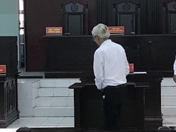 Thầy giáo dâm ô nữ sinh bất ngờ nhồi máu cơ tim tại Toà