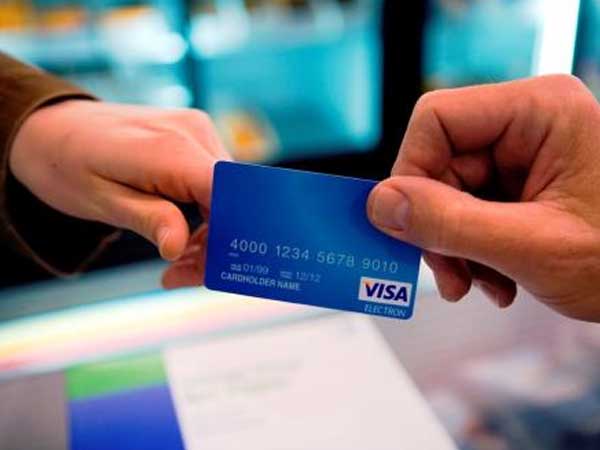 Mở thẻ ATM hộ người khác có thể bị phạt tới 100 triệu đồng
