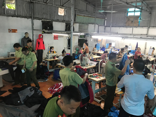 Triệt phá cơ sở sản xuất hàng nhái thương hiệu The North Face
