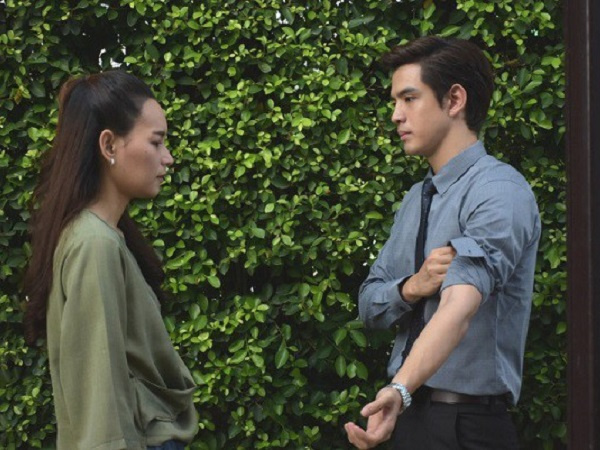 Đắn đo mãi mới dám bỏ tiền mua chiếc váy 300k đi đám cưới liền bị chồng mắng tiêu hoang, vợ 'sôi máu' nói ra sự thật khiến anh 'đứng hình'