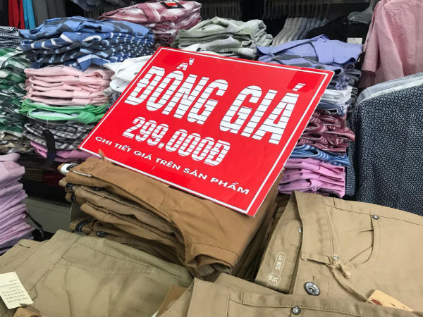 Cửa hàng đồng loạt giảm giá sâu, khách hàng vẫn bị mua hớ dịp Black Friday