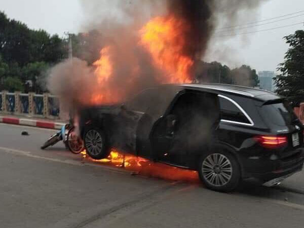 Bí ẩn người hùng thầm lặng cùng CSGT cứu người kẹt dưới gầm xe Mercedes rực lửa