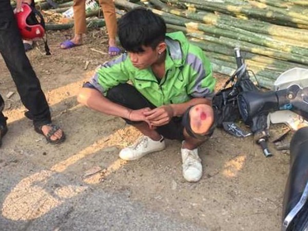 Nhanh trí tung cây ra đường, một người dân quật ngã 2 kẻ cướp giật