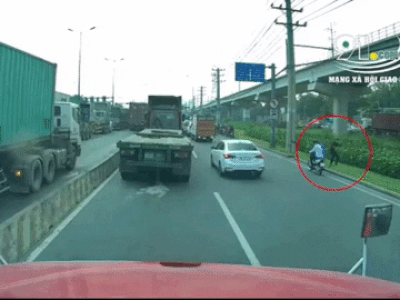 VIDEO: Hai thanh niên 'hổ báo' đỗ giữa đường, liên tục ném đá vào xe container