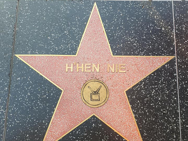 Xôn xao hình ảnh tên H’Hen Niê được khắc sao trên Đại lộ Danh vọng