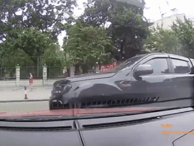 VIDEO: Tài xế bán tải kéo cửa nhổ nước bọt vào ôtô quay đầu khiến dân tình phẫn nộ