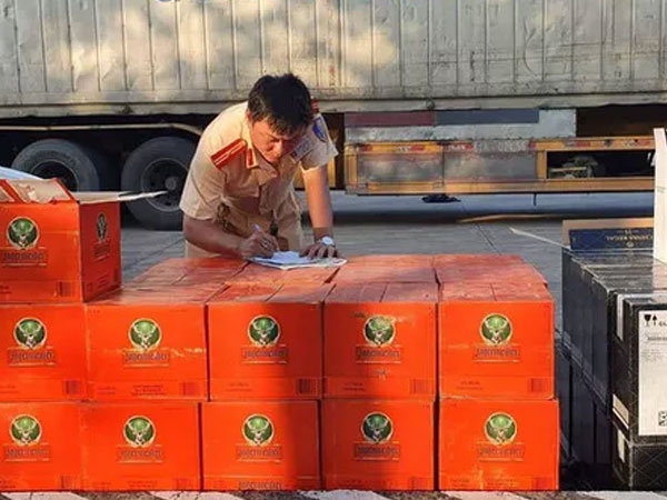 Bắt giữ hàng trăm chai rượu ngoại không rõ nguồn gốc