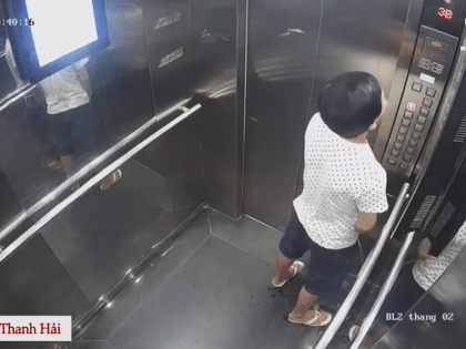 Phẫn nộ người đàn ông hồn nhiên 'tiểu bậy' trong thang máy