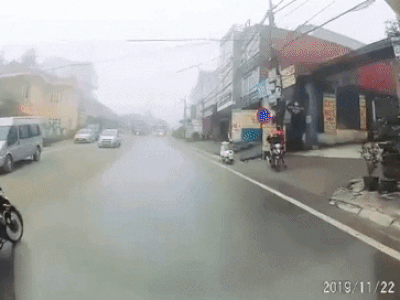 VIDEO: Xe tải vượt ẩu trong sương mù Sa Pa húc văng 2 người đi xe máy