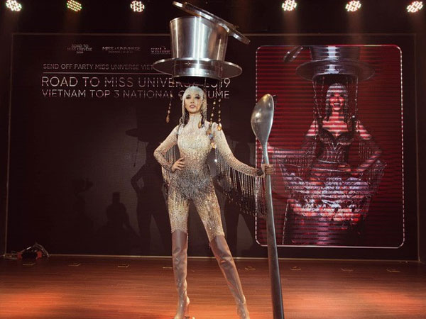 'Cafe phin sữa đá' có xứng đáng là trang phục dân tộc của Việt Nam để Á hậu Hoàng Thùy mang đến Miss Universe 2019?