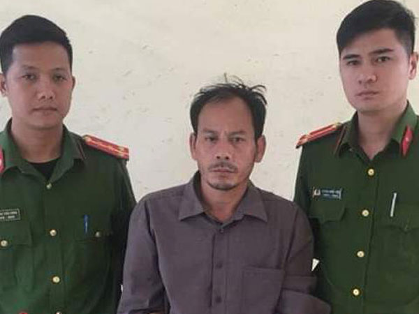 Cầm dao khống chế người già, gây thương tích cho cả công an