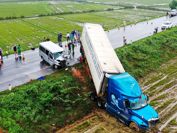 Hiện trường vụ ôtô chở 12 sư thầy tông xe container, 3 người tử vong