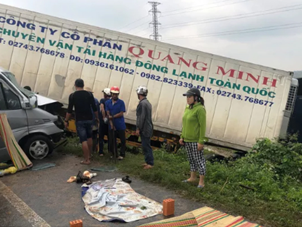 Quảng Ngãi: Xe khách chở nhà sư gặp tai nạn, 3 người chết, 10 người bị thương nặng