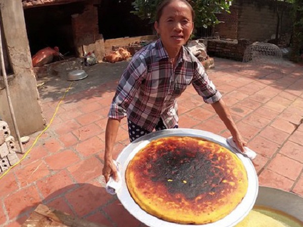 Tuyên bố cải biên nội dung kênh nhưng bà Tân vẫn tiếp tục làm món bánh khoai 'siêu to khổng lồ' cháy đen