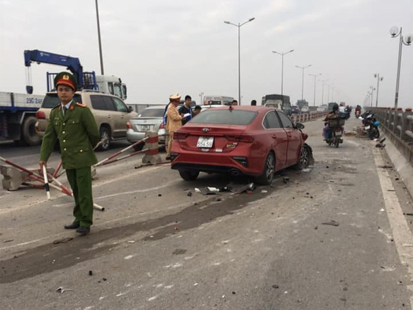 Hà Nội: Xế hộp mất lái đâm bay dải phân cách trên cầu Thanh Trì