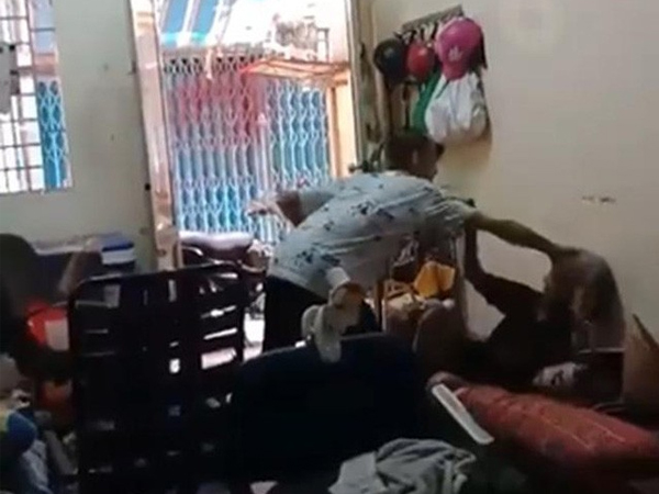 Dư luận phẫn nộ cháu trai lên gối xuống trỏ vào mặt bà ngoại trong cơn phê ma túy