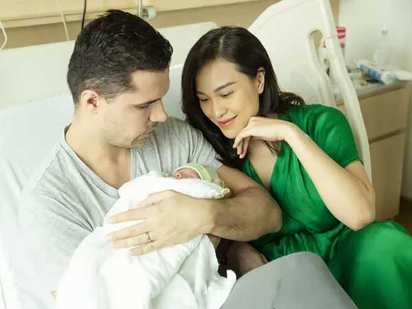 Chồng Tây của Phương Mai một tay chăm vợ và con trai mới sinh
