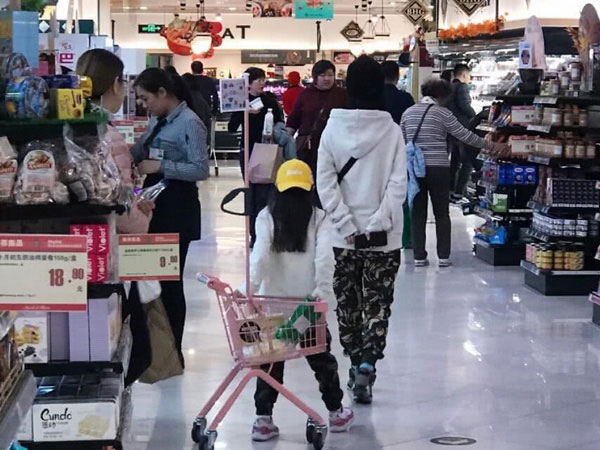 Ngang nhiên diện giày đôi với nhân tình đưa Điềm Hinh đi siêu thị, Lý Tiểu Lộ khiến dân tình 'nóng mắt'