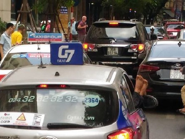 Đang giờ cao điểm, người tham gia giao thông bỗng phải dạt ra vì sự xuất hiện của đôi chân 'có duyên chết liền' này