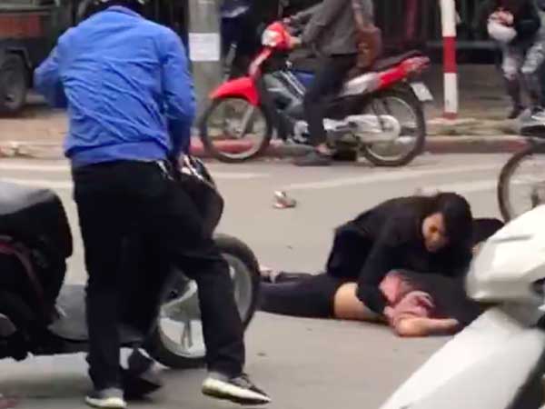 Chuyên gia tội phạm học nói gì về hành động chạy đến ôm thi thể nạn nhân của nữ tài xế Mercedes gây tai nạn kinh hoàng?