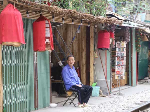 Phố cà phê đường tàu ở Hà Nội ra sao sau đề nghị di dời của Bộ Giao thông vận tải?