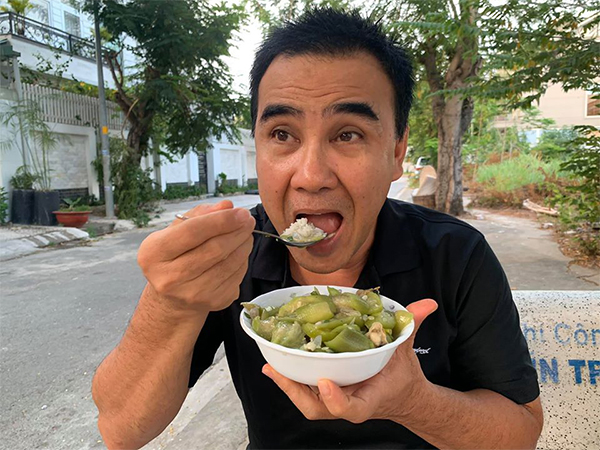 Được ông xã NSND Hồng Vân khen là nghệ sĩ của toàn dân, MC Quyền Linh khiêm tốn: 'Mãi là nghệ sĩ ruộng nhé bạn hiền'