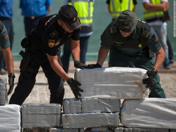 Tây Ban Nha bắt 2 tấn cocaine vận chuyển bằng tàu bán ngầm