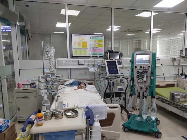 Chỉ sau một cơn sốt nhẹ, bệnh nhi mắc suy hô hấp cấp tiến triển phải áp dụng kỹ thuật siêu lọc máu để cứu sống