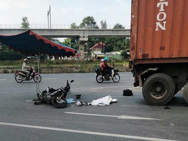 TP. Hồ Chí Minh: Tai nạn giữa xe máy và xe container khiến 3 người trong một gia đình thương vong