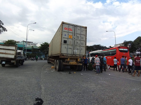 Video hiện trường vụ tai nạn thương tâm khiến vợ chết, chồng trọng thương vì container tông trúng