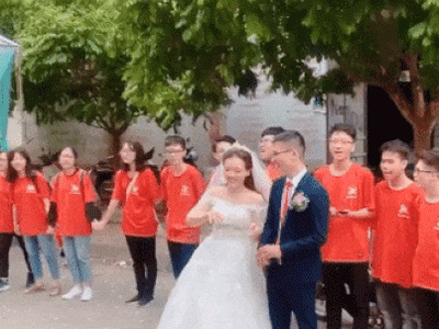Cô giáo đáng ngưỡng mộ nhất MXH hôm nay: Đám cưới có mấy chục học sinh tới biểu diễn văn nghệ 'cây nhà lá vườn'