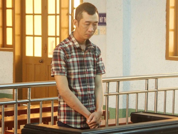 Cựu cán bộ công an lĩnh án tù vì thích khoe súng