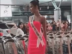Hoàng Thùy trổ tài catwalk 'thần sầu' ở sân bay trước khi tham dự Miss Universe 2019