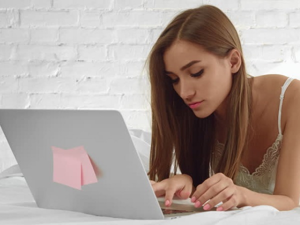 Chưa có máy tính thì nên mua PC hay laptop?