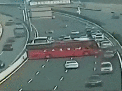 Video: Pha quay đầu xe bá đạo khiến cả đoạn đường cao tốc náo loạn