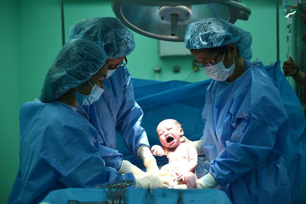 Suýt mất cả mẹ lẫn con vì học đòi theo trào lưu 'sinh thuận tự nhiên'