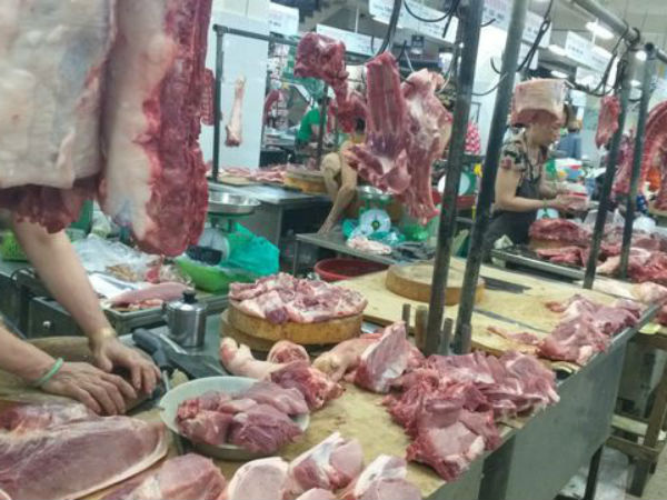 Thịt lợn giá 'trên trời': Dân chỉ dám mua 'nhón tay', tiểu thương điêu đứng khóc không thành lời