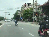 Video: Dàn hàng ba bốn, học sinh đi xe đạp điện lũ lượt vượt đèn đỏ