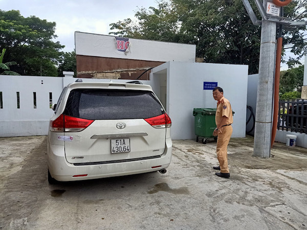 Vạch trần chiêu ô tô tiền tỷ lắp biển giả 'trốn' CSGT