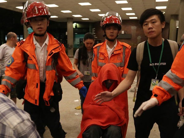 Bất ổn tại Hong Kong: Vận động người biểu tình rời khỏi ĐH Bách khoa