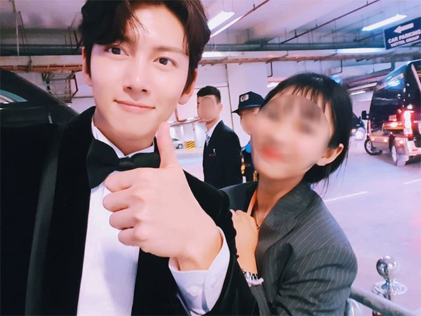 Bên cạnh vô số tranh cãi liên quan đến AAA 2019, câu chuyện nhỏ đáng yêu về tài tử Ji Chang Wook được nữ phiên dịch viên tiết lộ khiến dân mạng ấm lòng