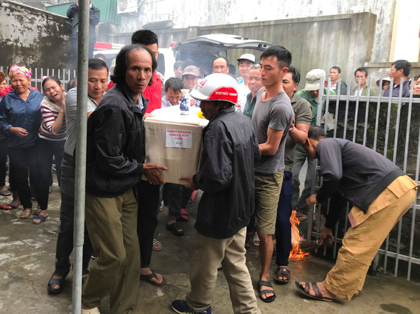 Hàng nghìn người dân Nghệ An, Hà Tĩnh đón thi thể các nạn nhân tử vong tại Anh về quê nhà